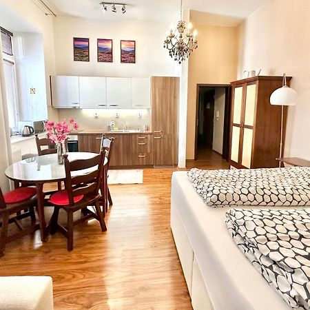 Home Away Main Square Apartment Poprad Buitenkant foto