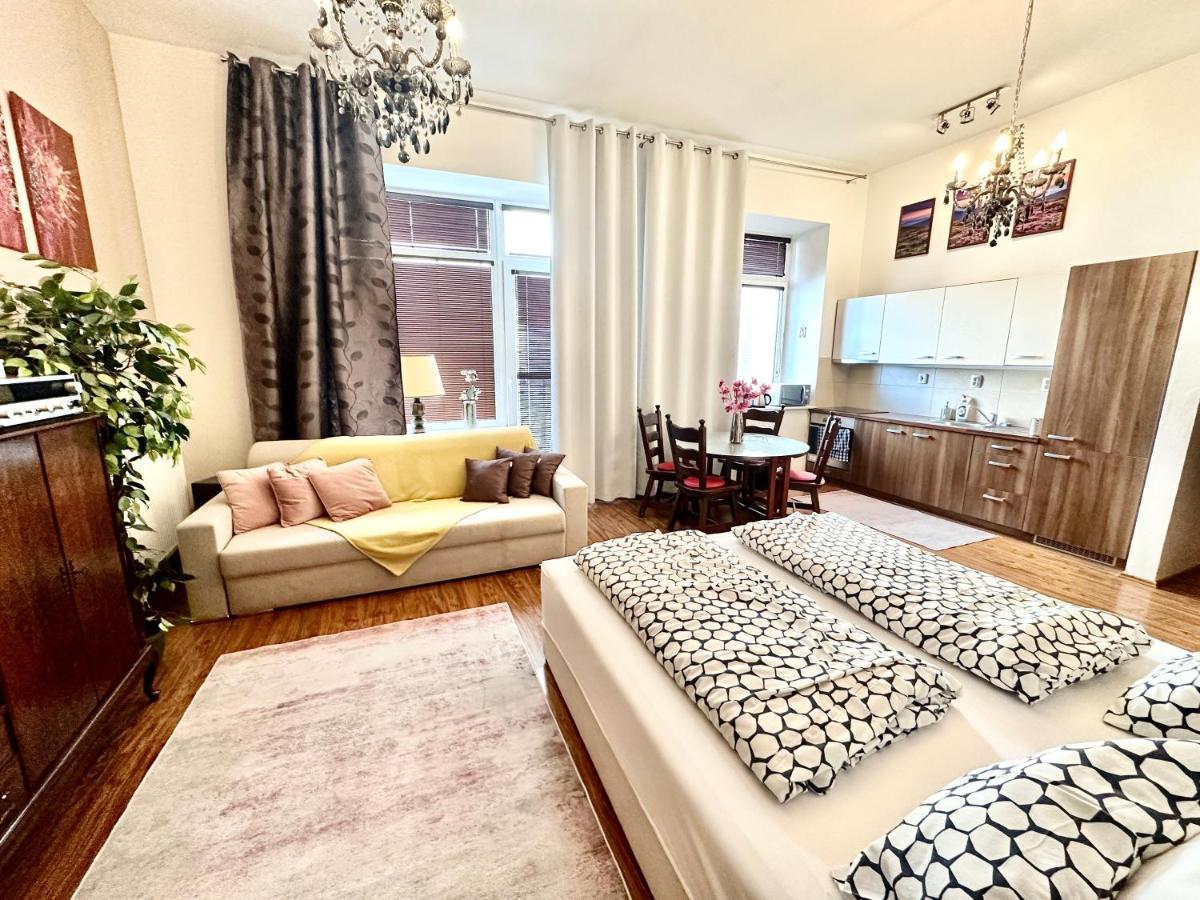 Home Away Main Square Apartment Poprad Buitenkant foto