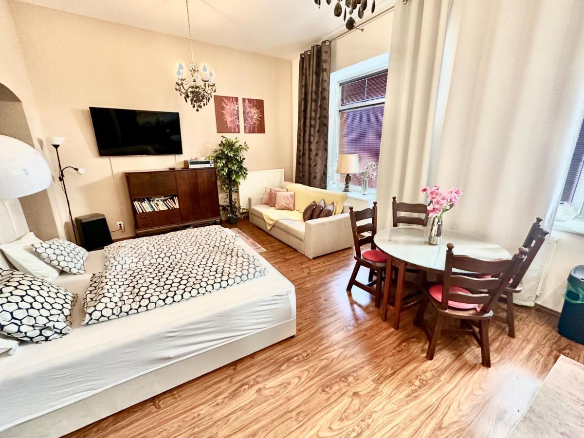 Home Away Main Square Apartment Poprad Buitenkant foto