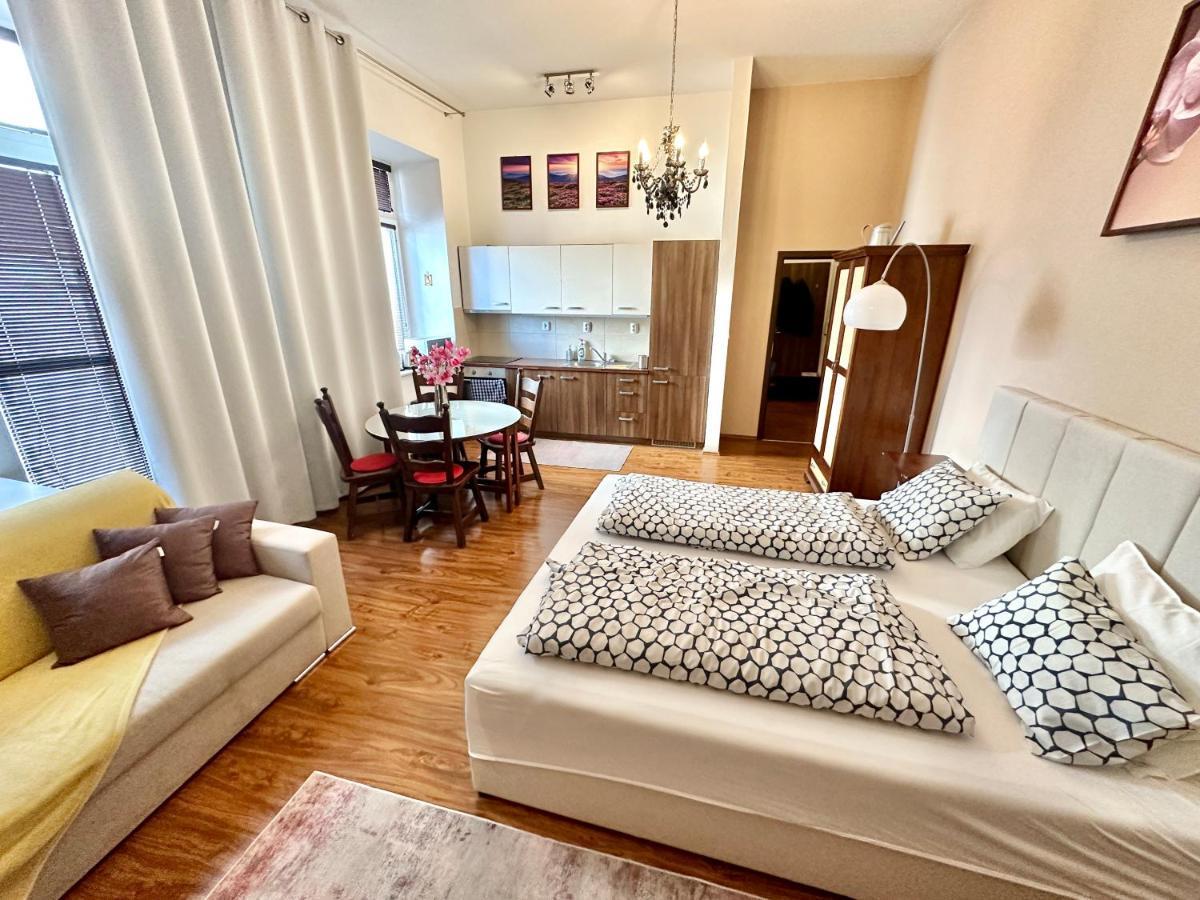 Home Away Main Square Apartment Poprad Buitenkant foto