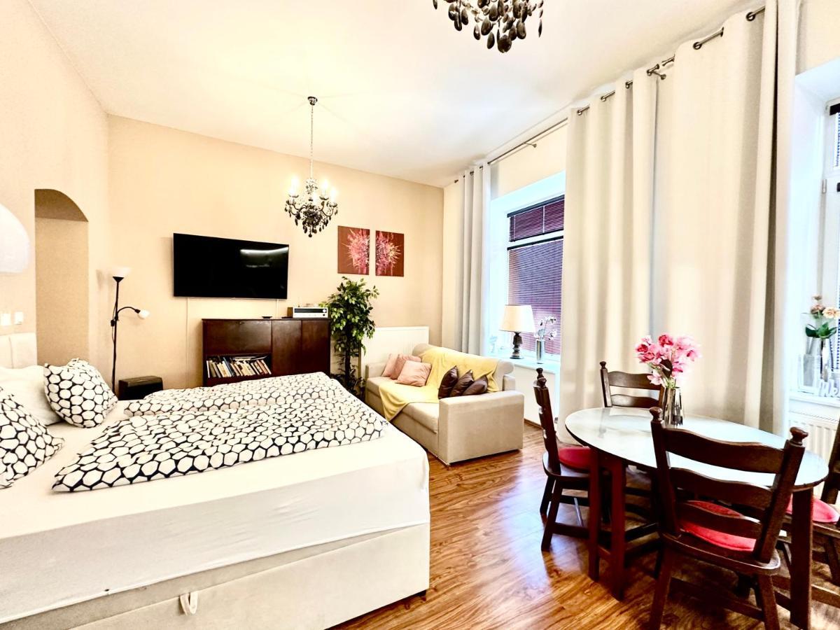 Home Away Main Square Apartment Poprad Buitenkant foto