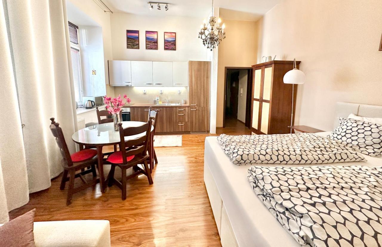 Home Away Main Square Apartment Poprad Buitenkant foto