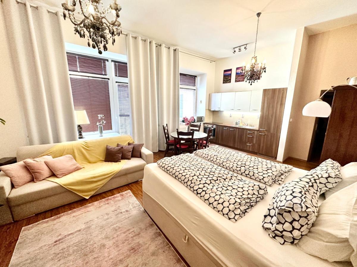 Home Away Main Square Apartment Poprad Buitenkant foto