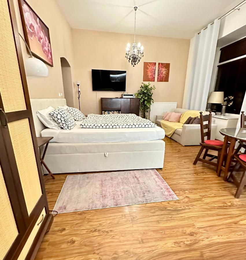 Home Away Main Square Apartment Poprad Buitenkant foto