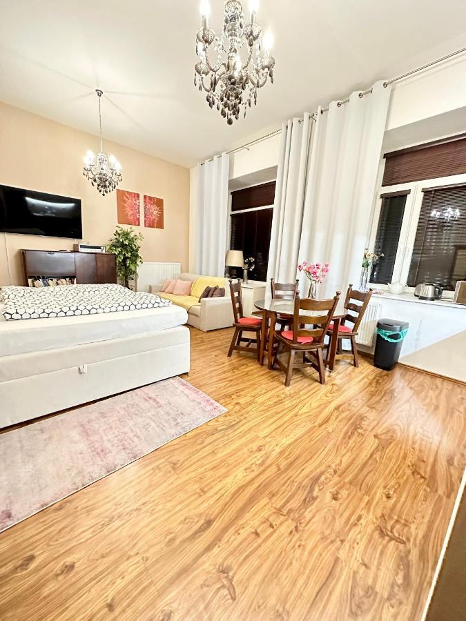 Home Away Main Square Apartment Poprad Buitenkant foto