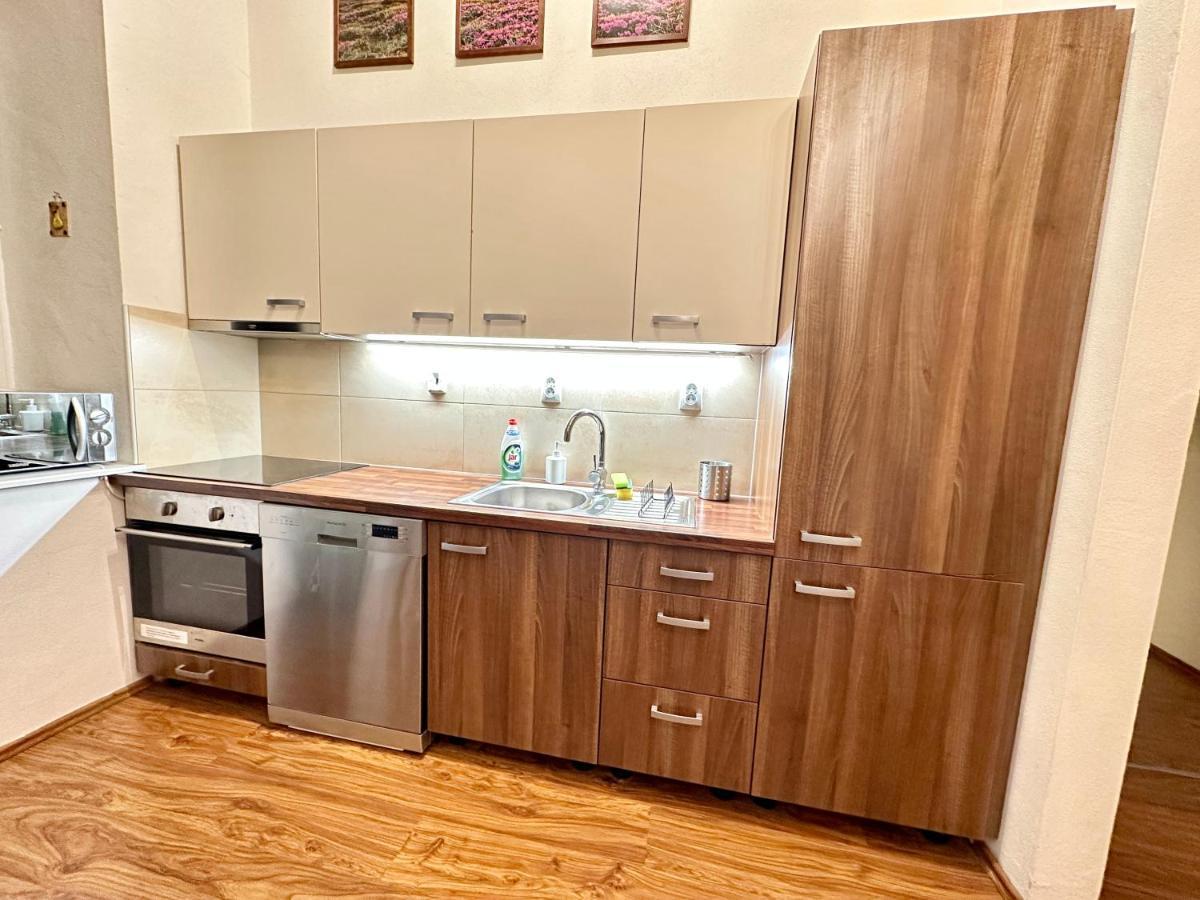 Home Away Main Square Apartment Poprad Buitenkant foto